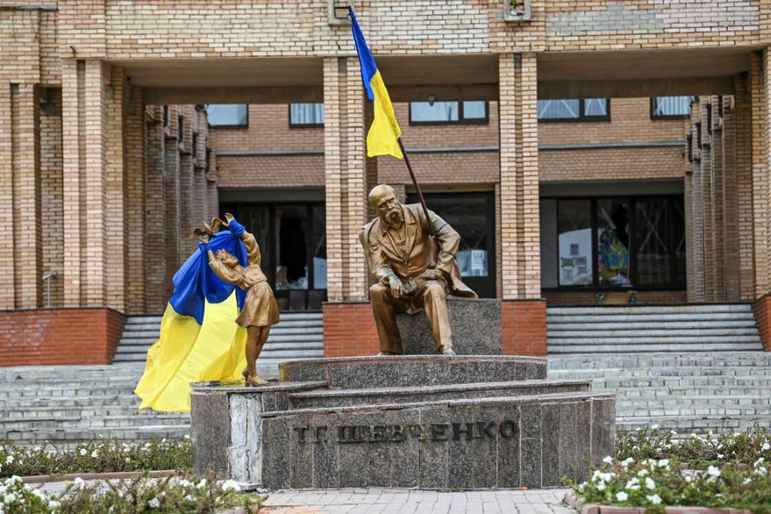 Ukraine's flag once again decorated the statue of Ukrainian national poet Taras Chevtchenko in the main square Ukraine's flag once again decorated the statue of Ukrainian national poet Taras Chevtchenko in the main square