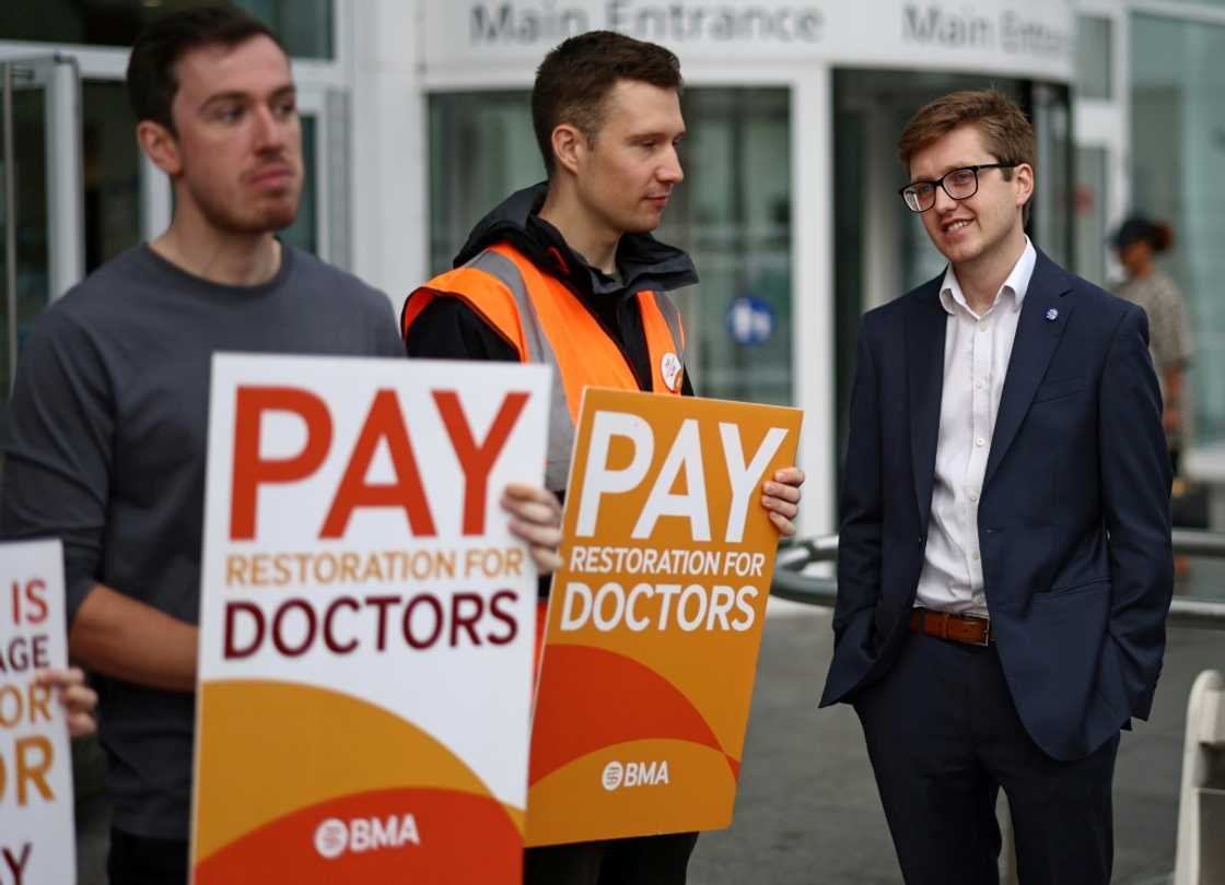 Hospital doctors want better pay and say inflation has not kept up with wages Hospital doctors want better pay and say inflation has not kept up with wages