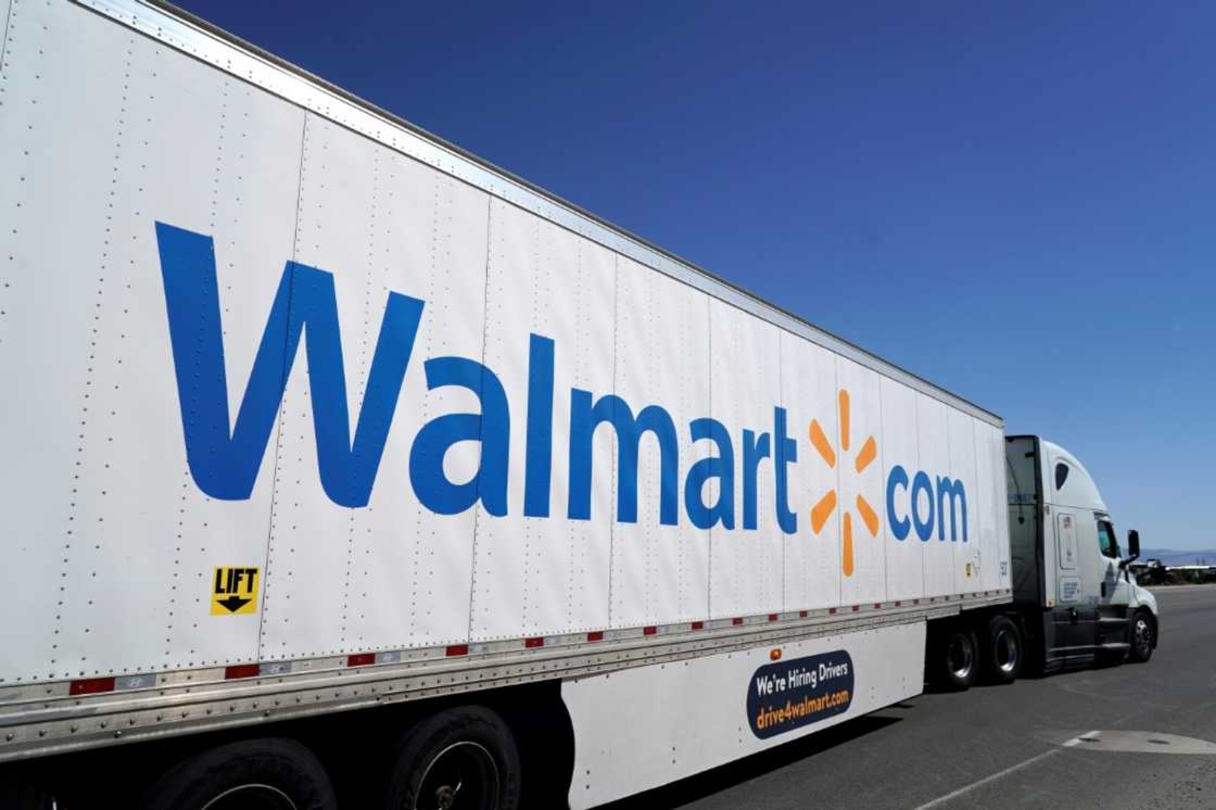 Walmart's revenues rose in the second quarter Walmart's revenues rose in the second quarter