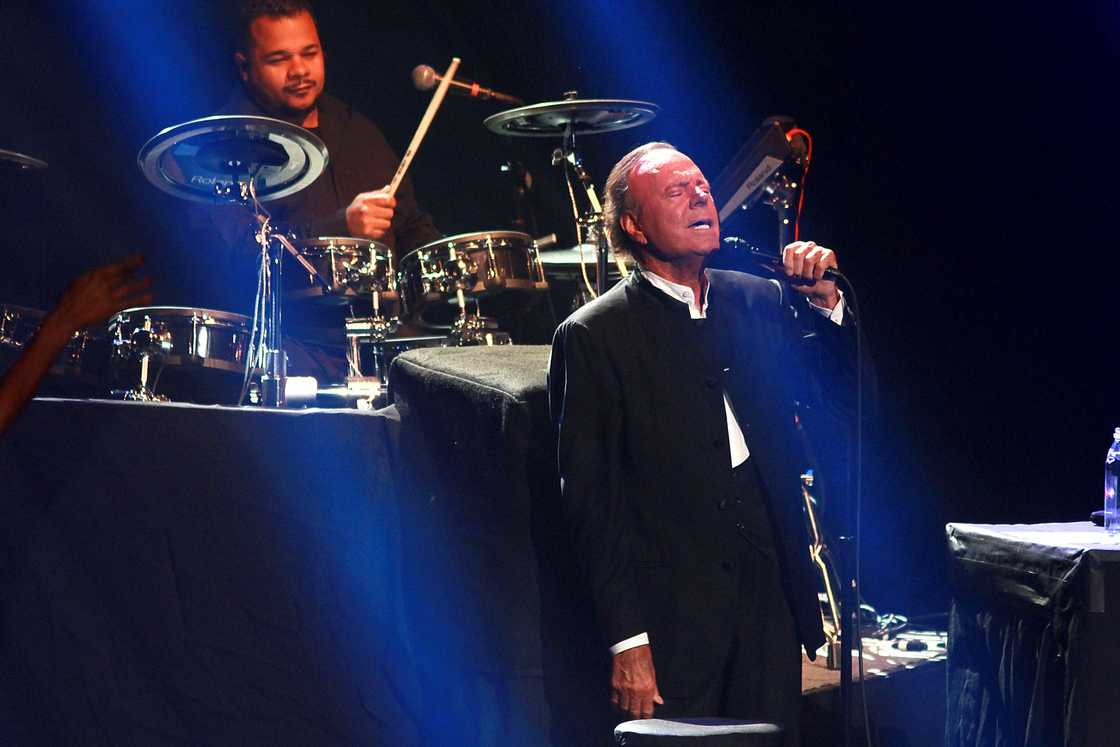 Julio Iglesias performing