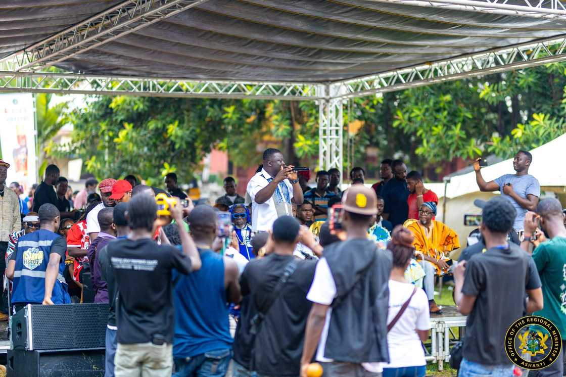 Ashanti Regional Minister, Dr Frank Amoakohene, Ashantifest, Ashanti Region, Kumasi, Benevolence, Regional Minister Gives Money. Ashanti Regional Minister, Dr Frank Amoakohene, Ashantifest, Ashanti Region, Kumasi, Benevolence, Regional Minister Gives Money.