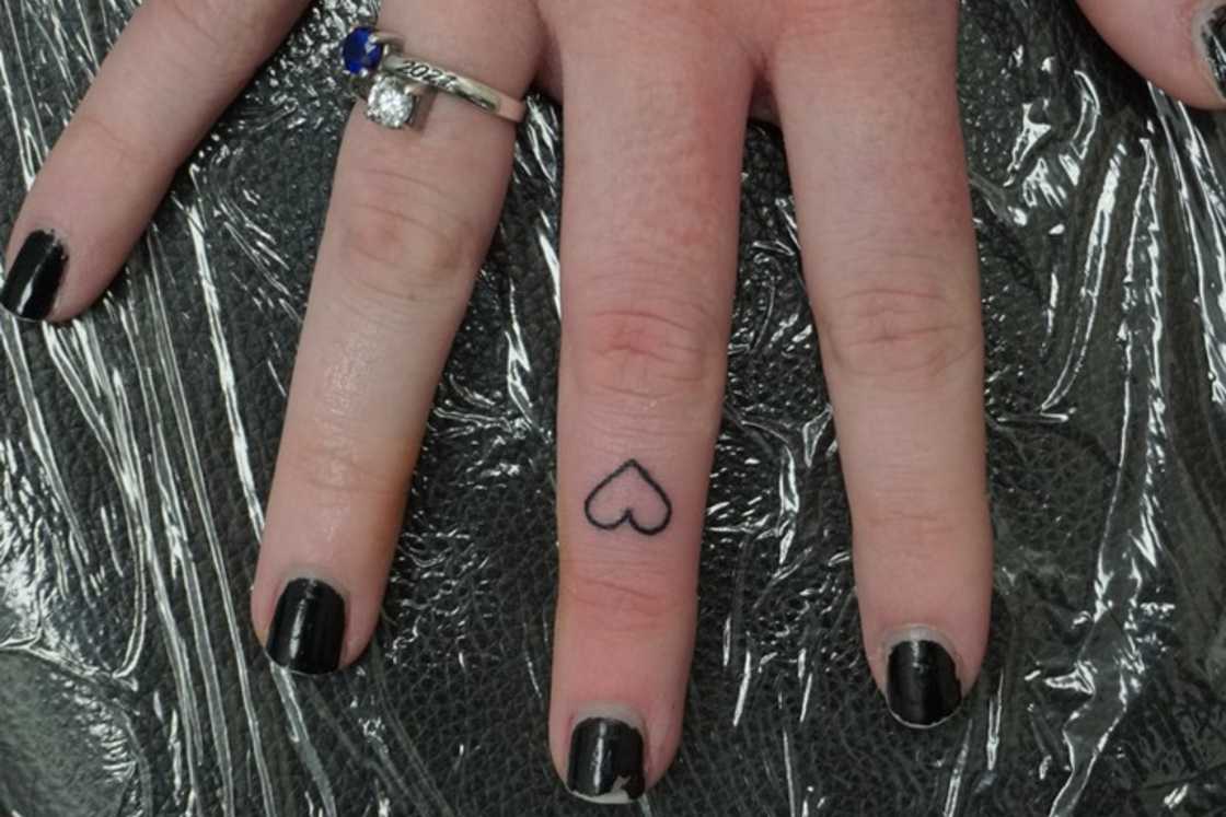 finger tattoo