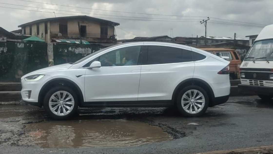 Photo of Tesla electric car trying to avoid big pothole in Lagos causes frenzy online Photo of Tesla electric car trying to avoid big pothole in Lagos causes frenzy online