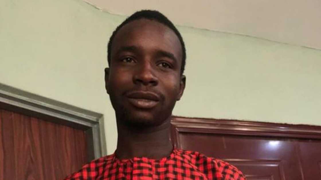 Many people praised his lawyer. Many people praised his lawyer.