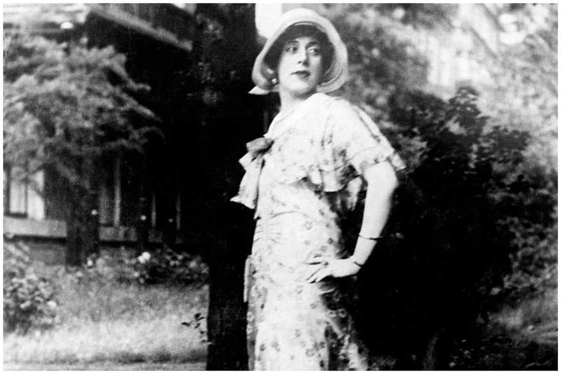 Lili Elbe (1886-1931) was the first known recipient of sexual reassignment surgery Lili Elbe (1886-1931) was the first known recipient of sexual reassignment surgery