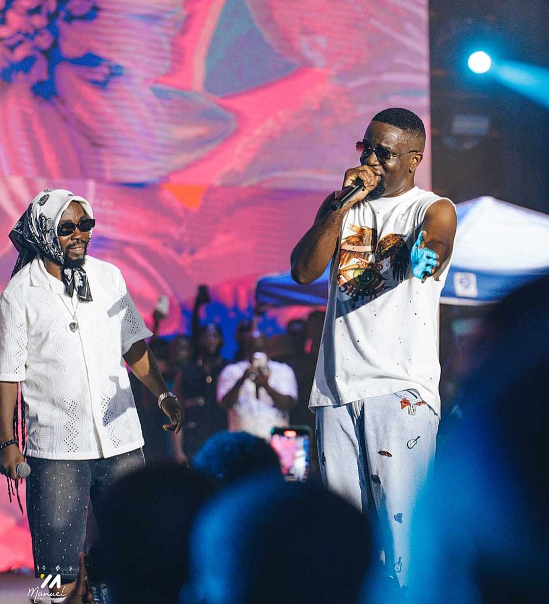 Sarkodie, Obrafour, Rapperholic concert, Sarkodei kneels Sarkodie, Obrafour, Rapperholic concert, Sarkodei kneels