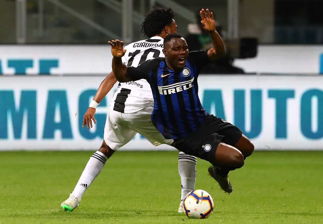 Kwadwo Asamoah of FC Internazionale competes for the ball with Juan Cuadrado of Juventus during a Serie A match at Stadio Giuseppe Meazza on April 27, 2019 in Milan, Italy. Kwadwo Asamoah of FC Internazionale competes for the ball with Juan Cuadrado of Juventus during a Serie A match at Stadio Giuseppe Meazza on April 27, 2019 in Milan, Italy.
