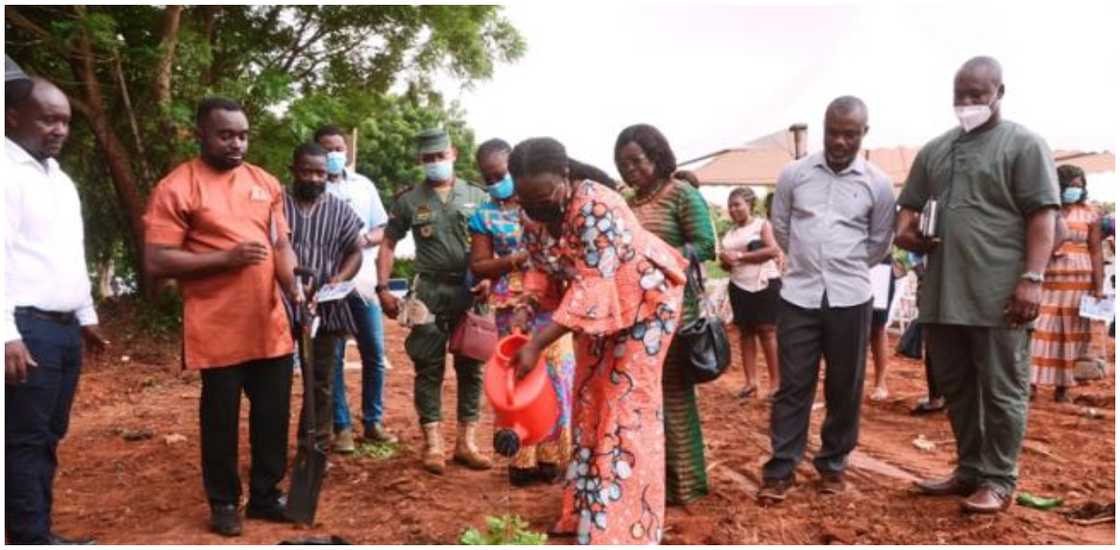 The vice-chancellor of University of Ghana cuts sod for construction to begin The vice-chancellor of University of Ghana cuts sod for construction to begin