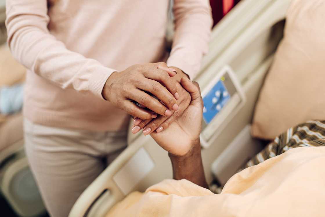 A lady visits her father in hospital A lady visits her father in hospital