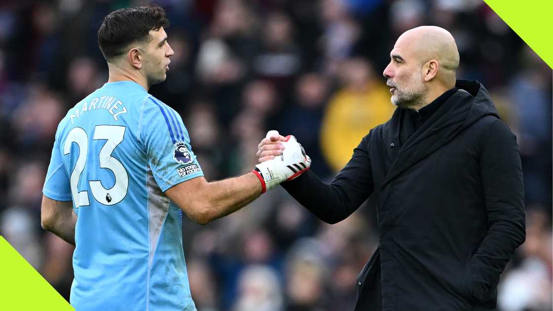 Emiliano Martinez, Pep Guardiola, Aston Villa, Manchester City, Villa Park, Birmingham, England, Premier League. Emiliano Martinez, Pep Guardiola, Aston Villa, Manchester City, Villa Park, Birmingham, England, Premier League.