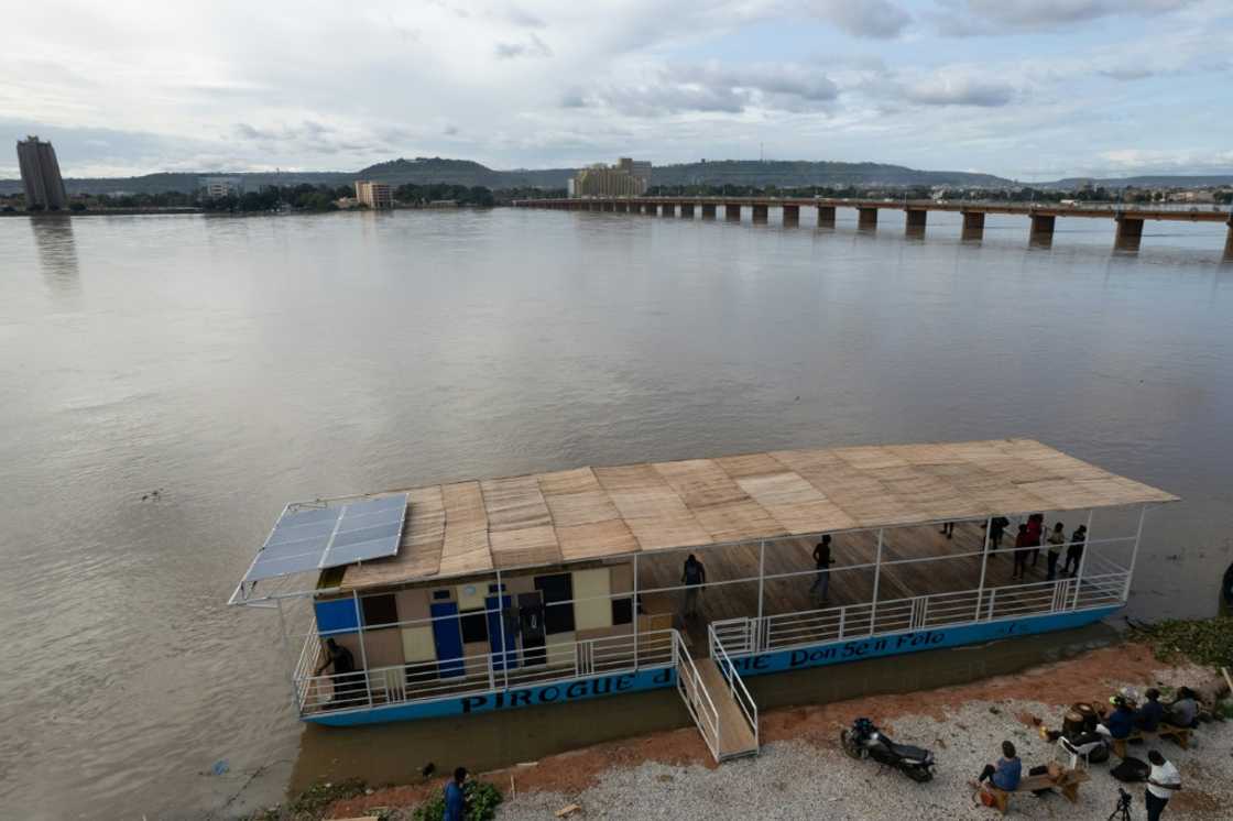 The boat has a stage for theatre, puppetry and dance, which the audience views from the bank, as well as space for exhibitions