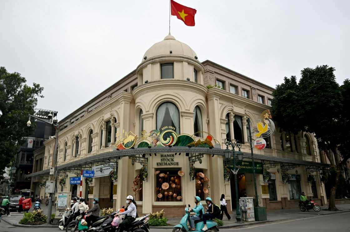 Traders in Hanoi were left unimpressed with the US-Vietnam deal, with the stock market falling in early business Traders in Hanoi were left unimpressed with the US-Vietnam deal, with the stock market falling in early business