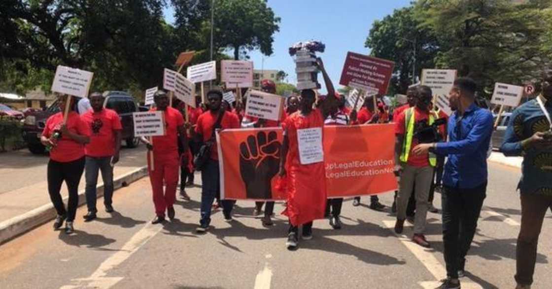 Law students demonstrate mass failure of entrance exams Law students demonstrate mass failure of entrance exams