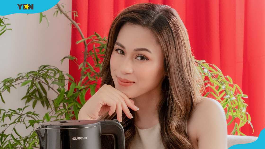 Toni Gonzaga poses for a photo with a kettle Toni Gonzaga poses for a photo with a kettle