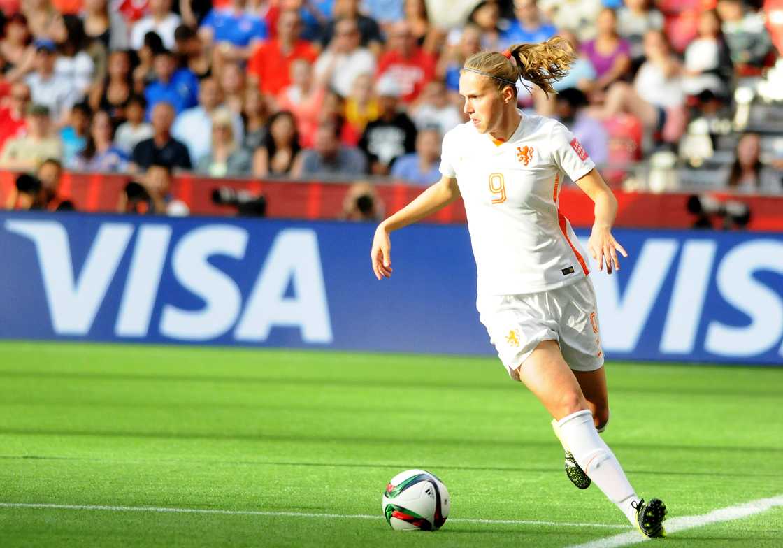 Vivianne Miedema controls the ball against Japan at the FIFA Women's World Cup