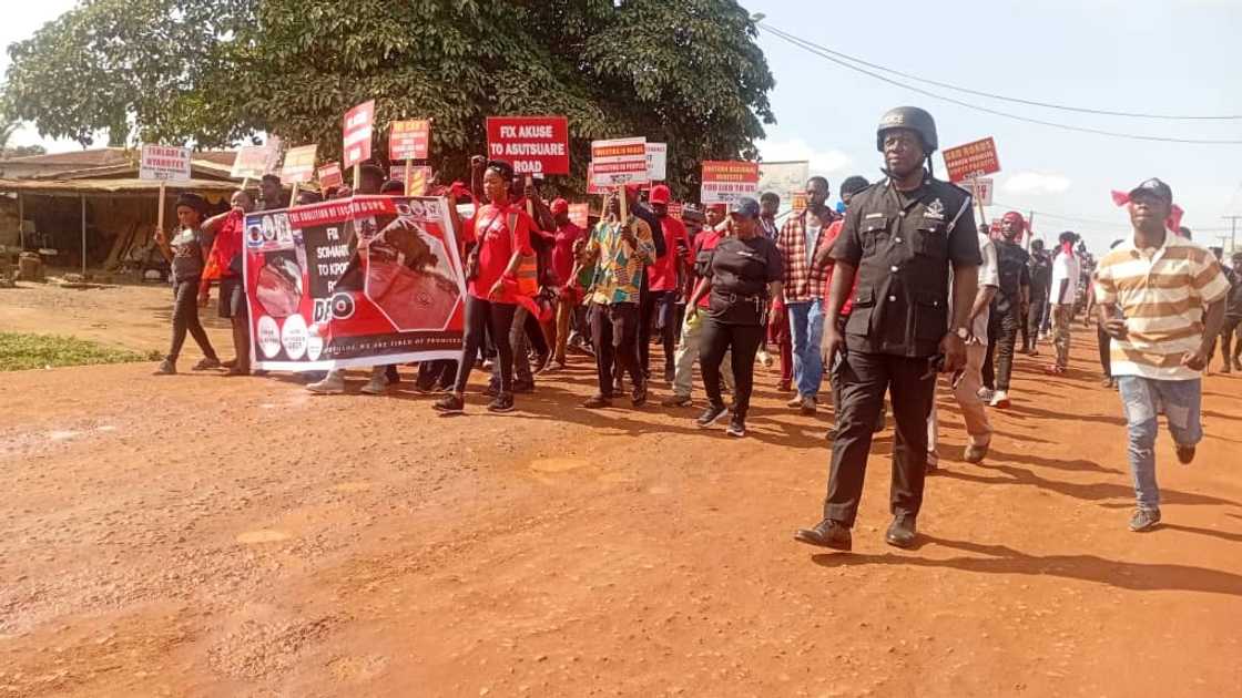 krobo residents, protest, protest in ghana, road protest, Somanya-Odumase-Kpong road, government petition krobo residents, protest, protest in ghana, road protest, Somanya-Odumase-Kpong road, government petition