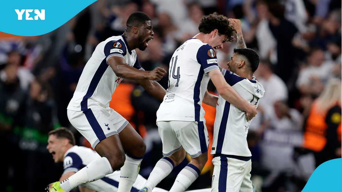 Kevin Danso, Tottenham Hotspur, Manchester United, Europa League trophy Kevin Danso, Tottenham Hotspur, Manchester United, Europa League trophy