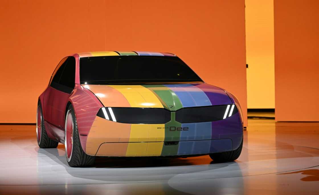 BMW's new i Vision Dee car can change colors on demand BMW's new i Vision Dee car can change colors on demand