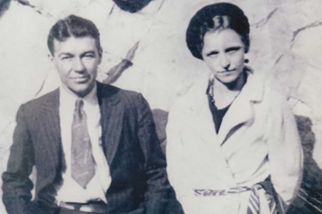 Bonnie and Clyde posing for a photo Bonnie and Clyde posing for a photo