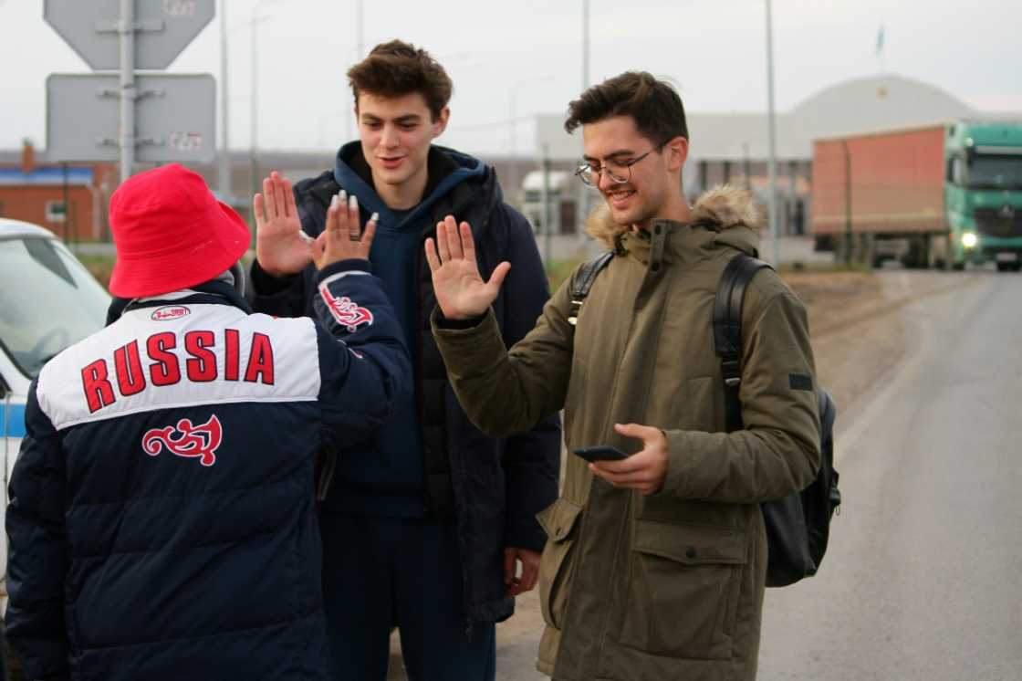 Kazakh volunteers have been welcoming Russians fleeing the call-up Kazakh volunteers have been welcoming Russians fleeing the call-up
