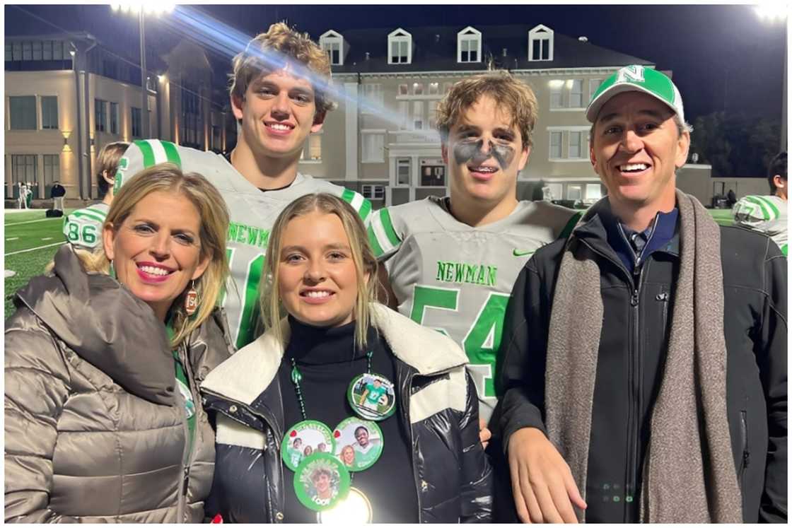 Heid's family picture. In the front: his mom, Ellen (L), his sister, May (C), and his father, Cooper (R). At the back: Arch (L) and Heid (R). Heid's family picture. In the front: his mom, Ellen (L), his sister, May (C), and his father, Cooper (R). At the back: Arch (L) and Heid (R).