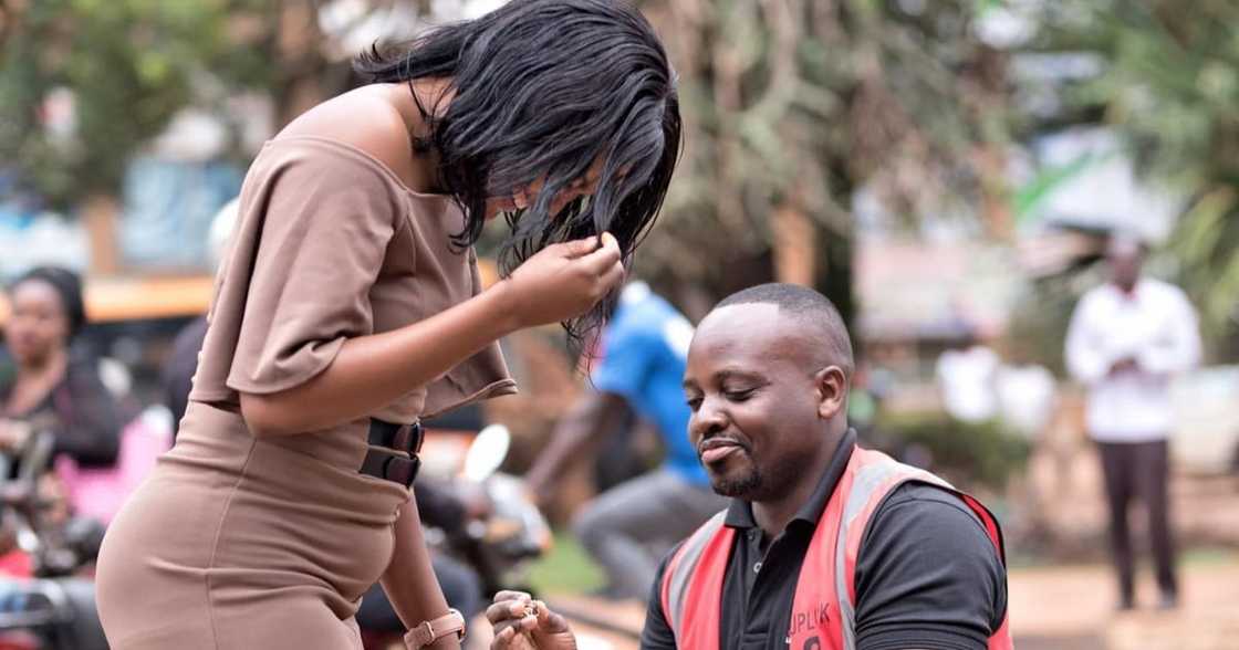 Ugandan Man Blocks Traffic on Busy Highway to Propose to Girlfriend Ugandan Man Blocks Traffic on Busy Highway to Propose to Girlfriend