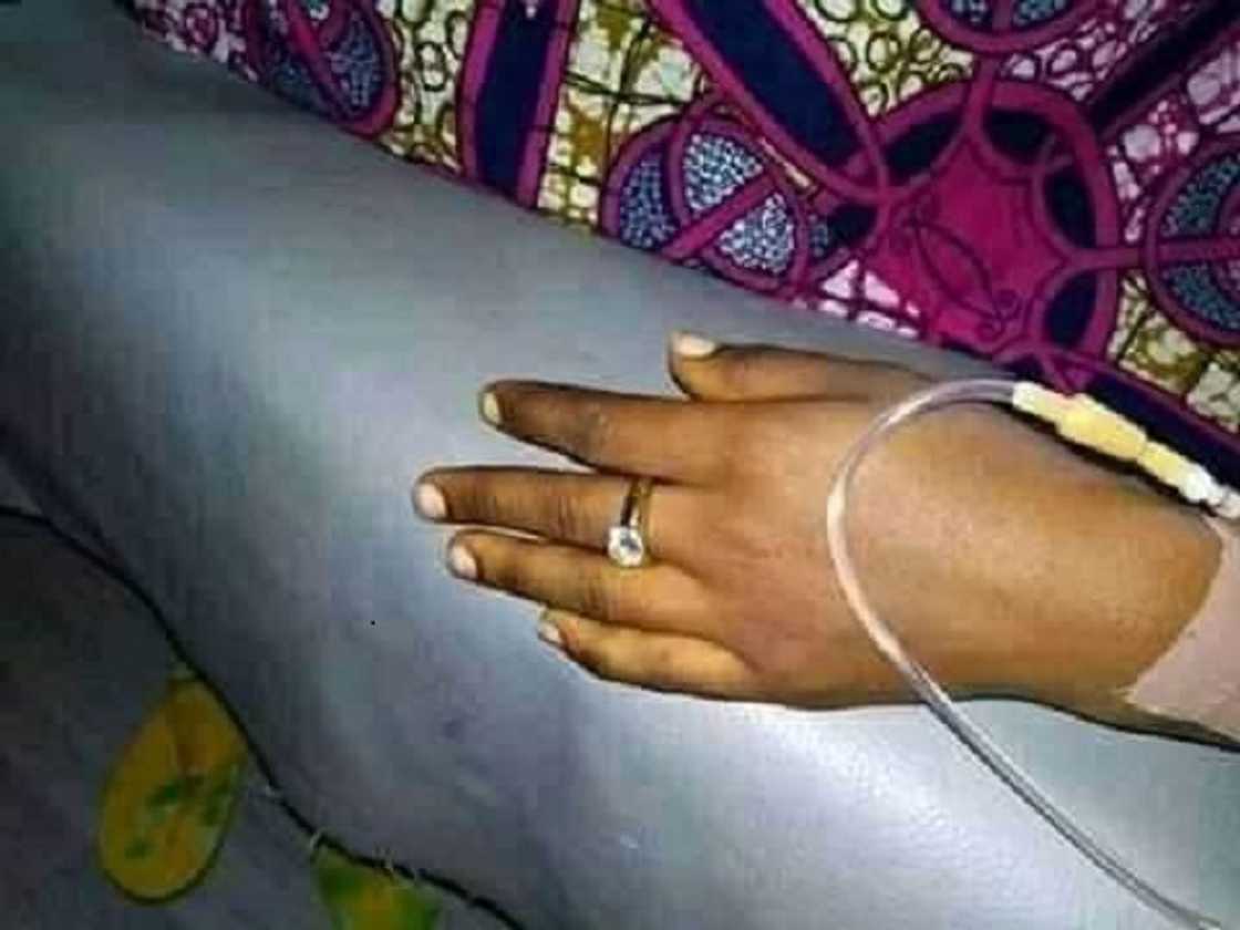 Fine man proposes to seriously sick fiancée’s in hospital bed; lovely surface online Fine man proposes to seriously sick fiancée’s in hospital bed; lovely surface online