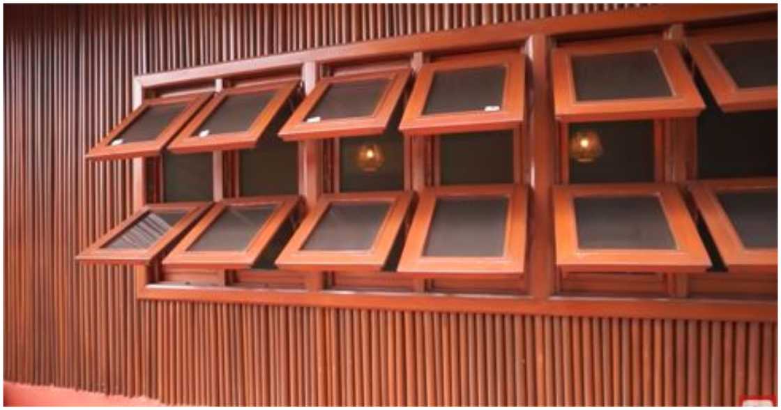 The raffia palm allows for ventilation in the house The raffia palm allows for ventilation in the house