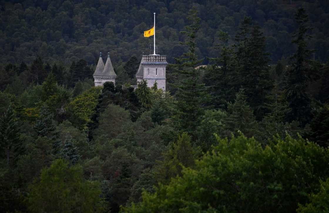 The departure of Queen Elizabeth II's oak casket from Balmoral Castle, where a flag flew at half-mast, marks the start of an odyssey of national mourning The departure of Queen Elizabeth II's oak casket from Balmoral Castle, where a flag flew at half-mast, marks the start of an odyssey of national mourning