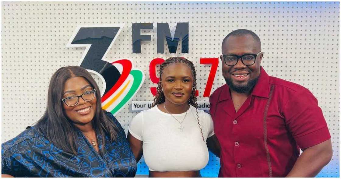 Ghanaian Musician Amaarae Shows Tummy After Rocking A Crop Top And Oversized Denim Jeans To A Radio Interview Ghanaian Musician Amaarae Shows Tummy After Rocking A Crop Top And Oversized Denim Jeans To A Radio Interview