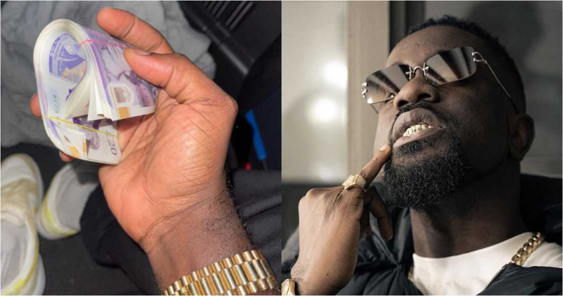 Now that is rare - Sarkodie shows gratitude as fan surprises him with huge wad of cash, drops photo Now that is rare - Sarkodie shows gratitude as fan surprises him with huge wad of cash, drops photo