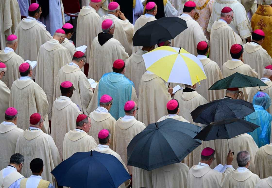 The crowd gathered in the rain to join the beatification mass of John Paul I The crowd gathered in the rain to join the beatification mass of John Paul I