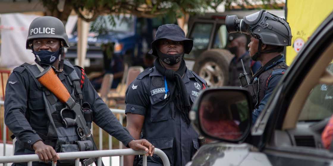 E/R: Uneasy tension hit Amanase as irate youth block Accra-Kumasi; police fire warning shots