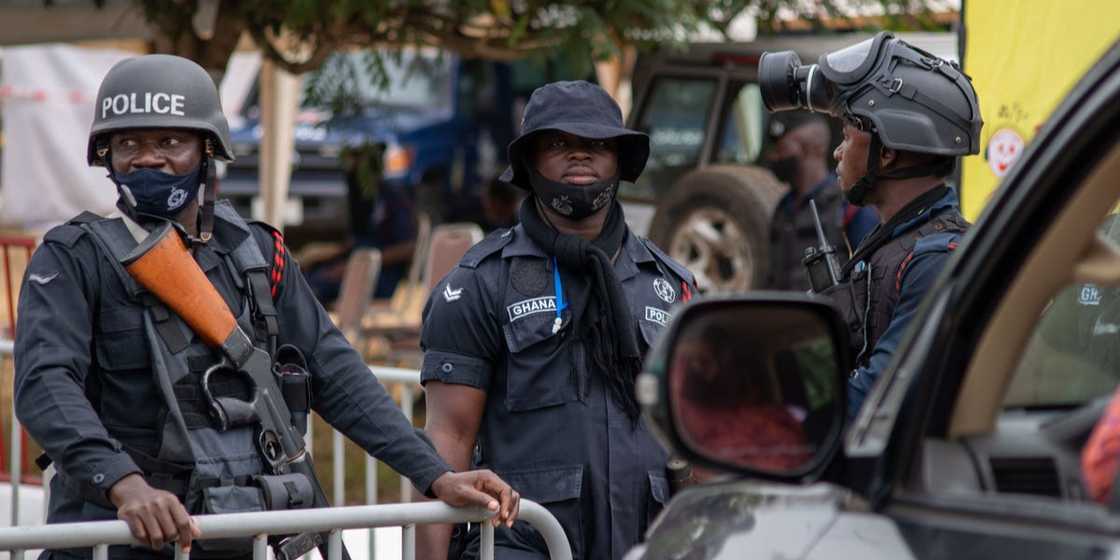 E/R: Uneasy tension hit Amanase as irate youth block Accra-Kumasi; police fire warning shots E/R: Uneasy tension hit Amanase as irate youth block Accra-Kumasi; police fire warning shots