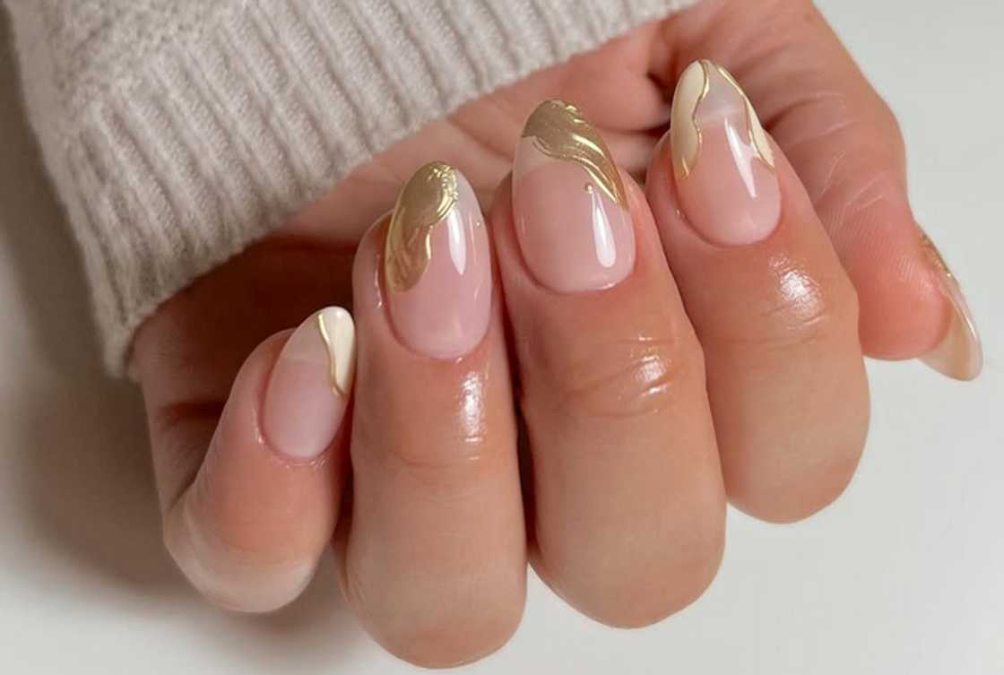 Almond-shaped short nails Almond-shaped short nails