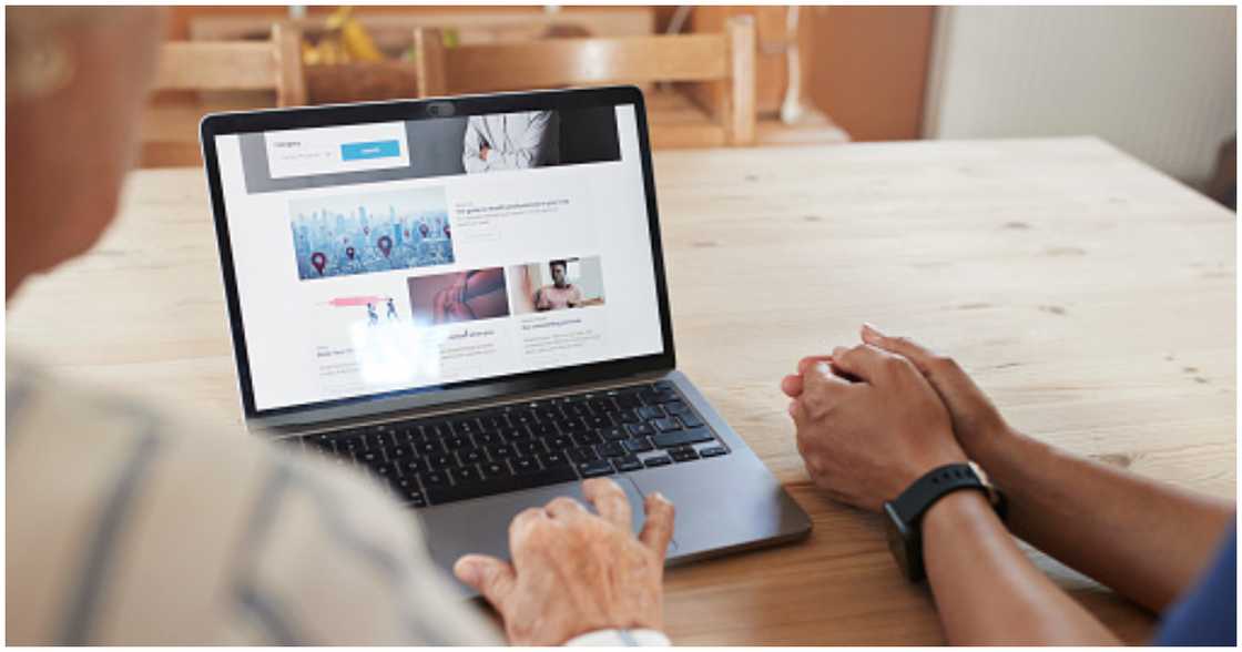 A couple looks at the laptop