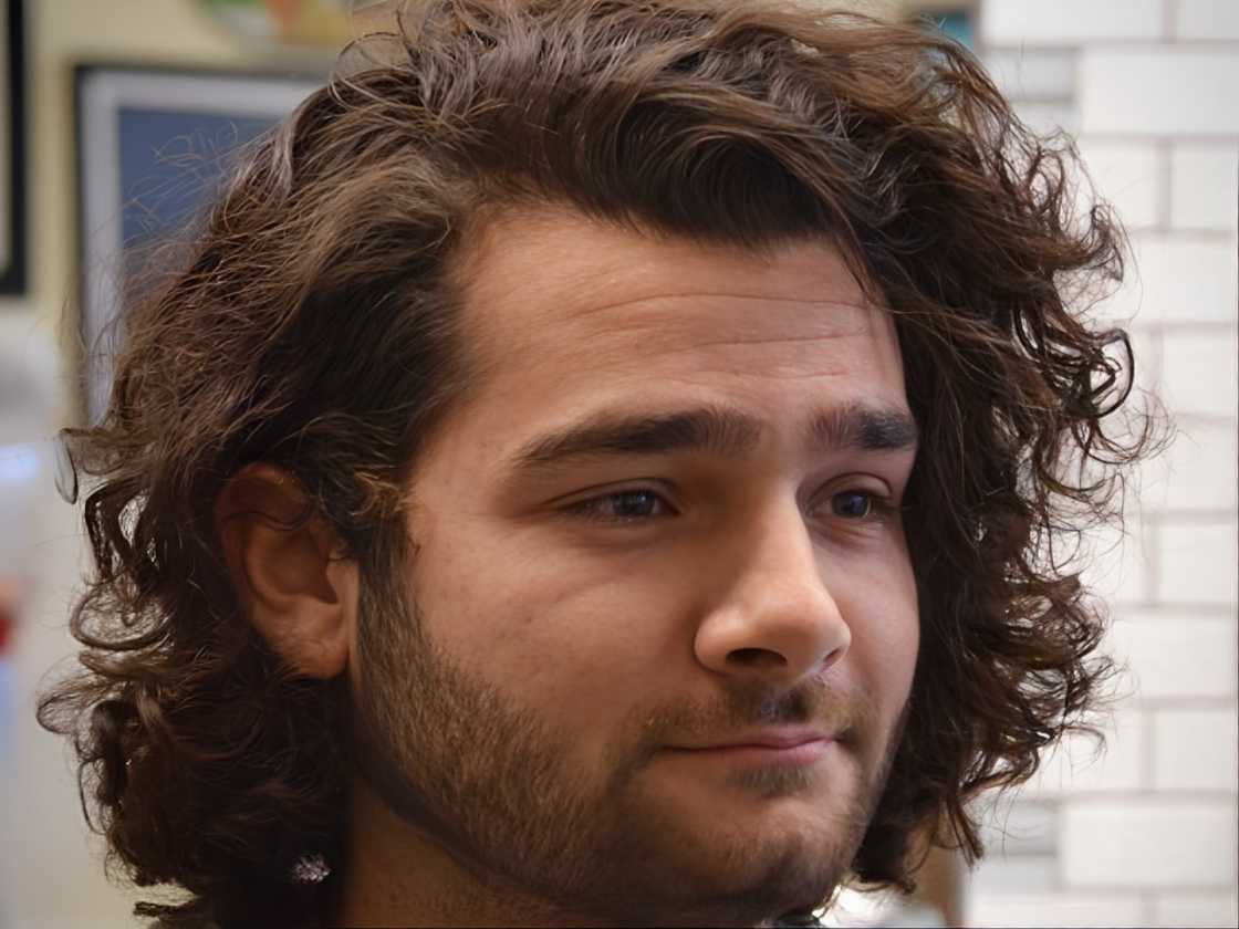 Shoulder-length curly waves Shoulder-length curly waves