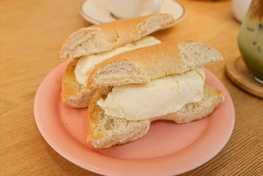 Bagels with cream cheese served in a pink plate Bagels with cream cheese served in a pink plate