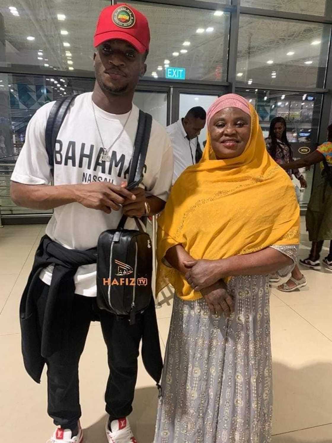 Kudus: Ghanaian Midfielder Spotted with His Mom at an Airport in Kudus: Ghanaian Midfielder Spotted with His Mom at an Airport in