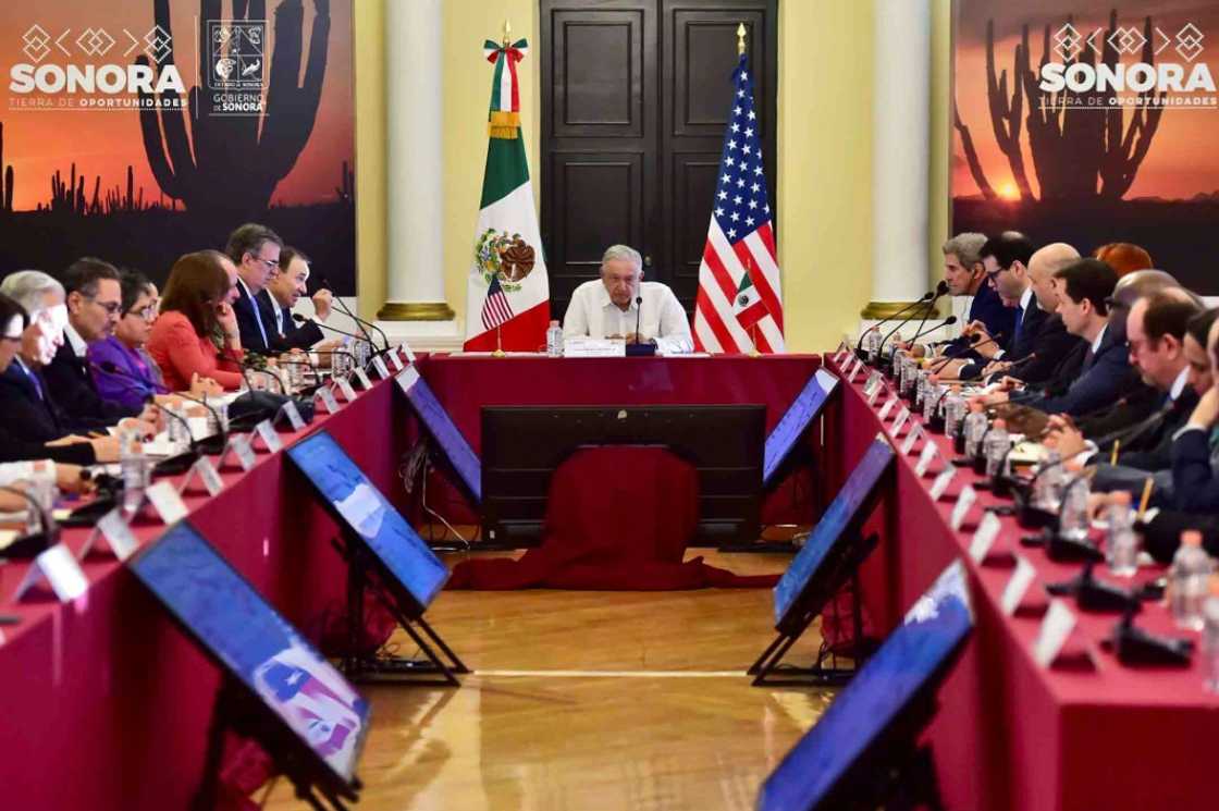 Mexican President Andres Manuel Lopez Obrador speaks during a meeting with US climate envoy John Kerry in Hermosillo, Mexico, on October 28, 2022




________________________________
________________________________

La información transmitida en este correo y sus documentos adjuntos, es de uso exclusivo del servidor público a quien va dirigido, puede ser materia de solicitud de acceso a la información, por lo tanto, se encuentra regulada por las disposiciones contenidas en la Ley Federal de Transparencia y Acceso a la Información Pública, la Ley General de Protección de Datos Personales en Posesión de Sujetos Obligados, así como de archivos, control y gestión documental, por lo que se prohíbe a cualquier servidor público distinto al destinatario de revisión, retransmisión, distribución o cualquier otro uso. En caso de recibir este mensaje por equivocación, proceda a eliminarlo y comunicarlo por esta misma vía al remitente.

________________________________
________________________________
[2022-10-28 Reunión con Jhon Kerry 01.jpg][2022-10-28 Reunión con Jhon Kerry 02.jpg][2022-10-28 Reunión con Jhon Kerry 03.jpg][2022-10-28 Reunión con Jhon Kerry 04.jpg]