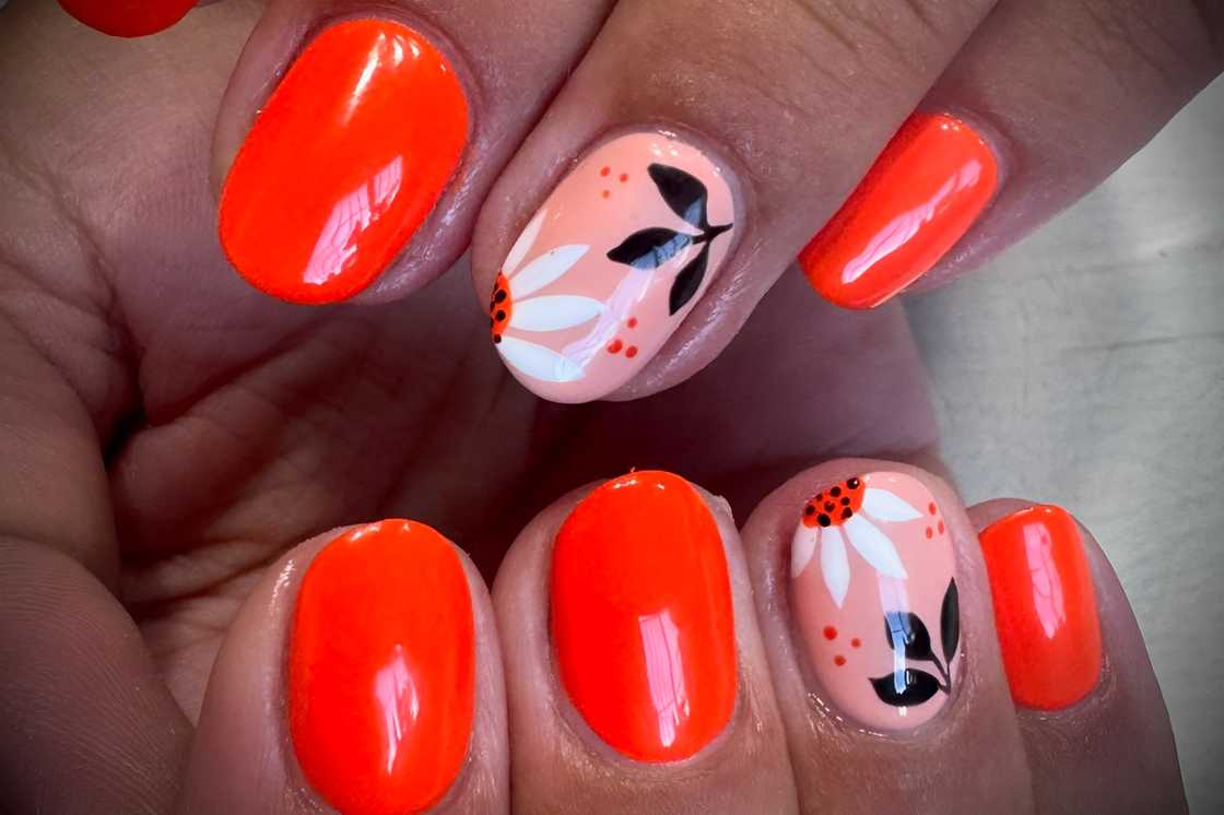 Orange floral accent nails Orange floral accent nails