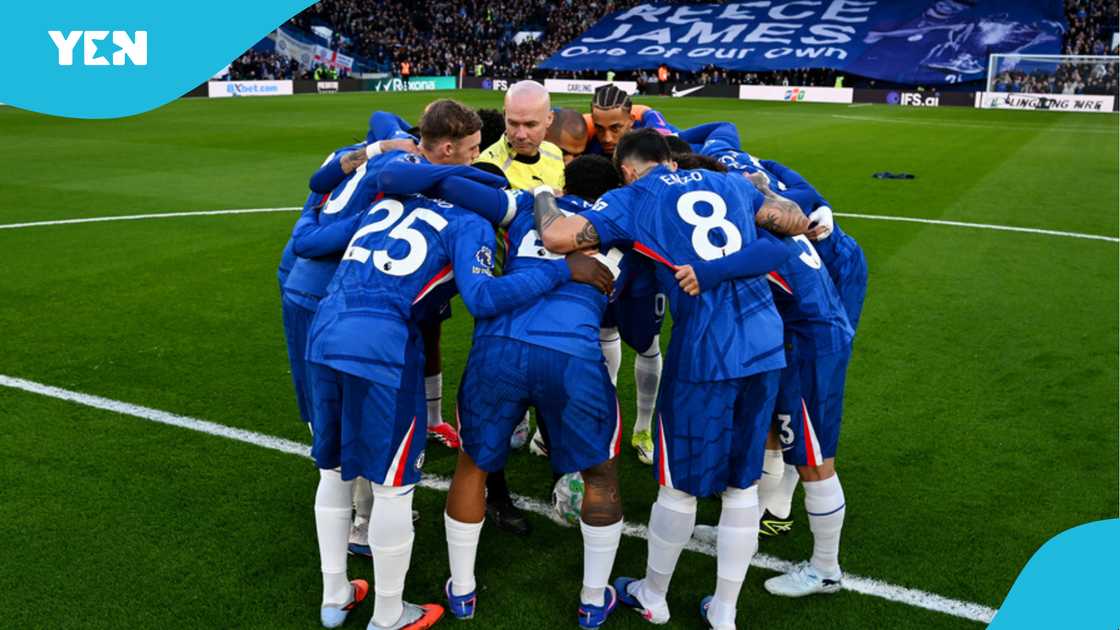 Chelsea, Chelsea pre-match huddle, referee Paul Tierney, Premier League, Liam Rosenior, football rituals, Reece James captain, football superstitions, Chelsea-Newcastle match highlights.