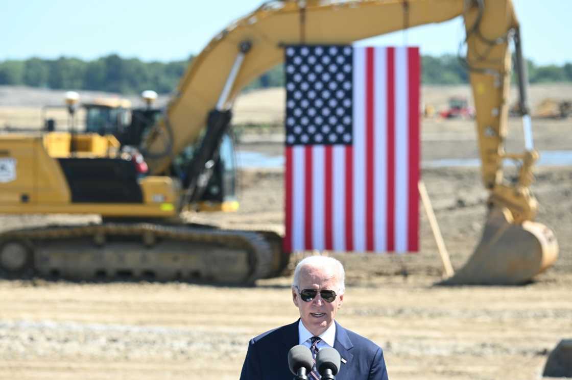 US President Joe Biden visited the site of a future Intel semiconductor plant in Ohio and is now seeing another, built by TSMC, in Arizona US President Joe Biden visited the site of a future Intel semiconductor plant in Ohio and is now seeing another, built by TSMC, in Arizona