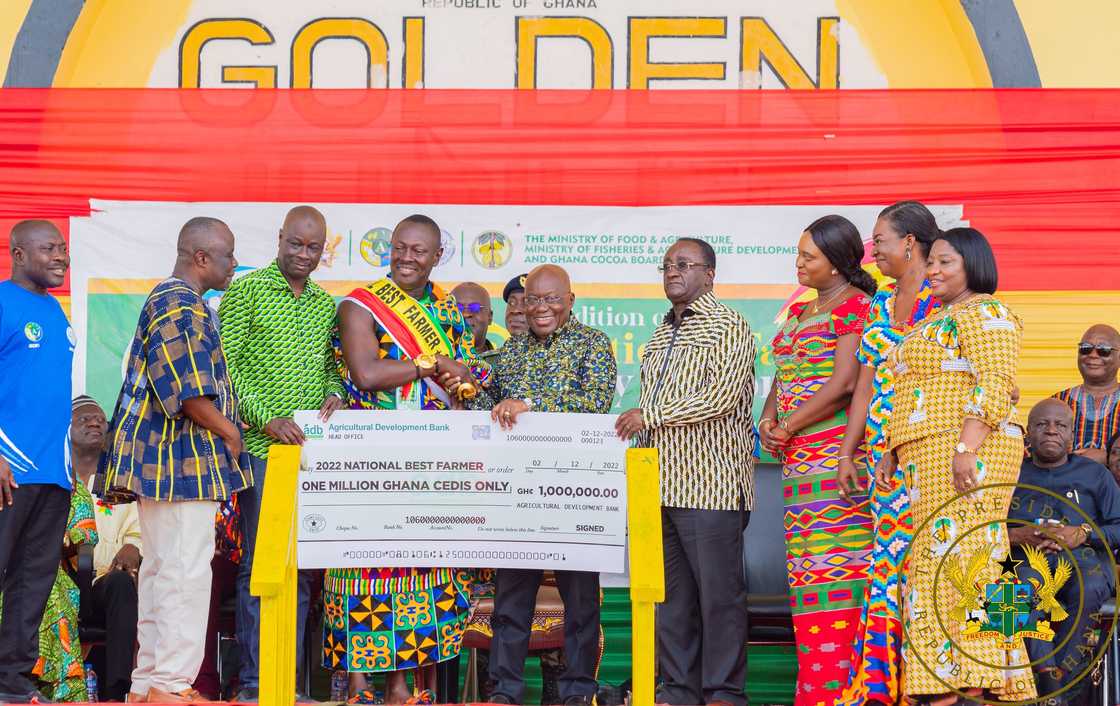Akufo-Addo presents GH¢1 million winning prize to National Best Farmer for 2022. Akufo-Addo presents GH¢1 million winning prize to National Best Farmer for 2022.