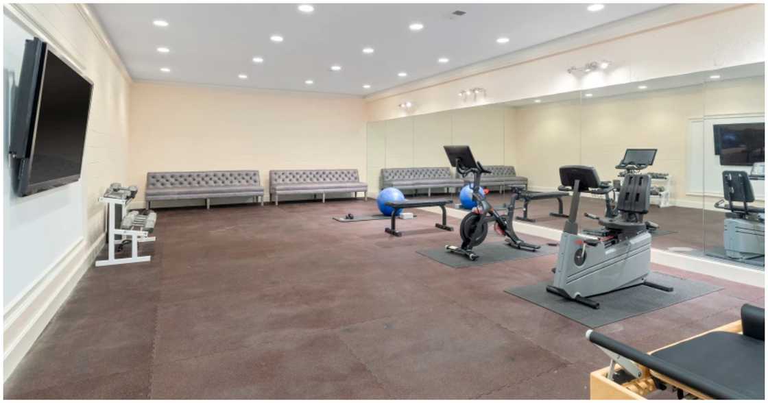 The property has a gym room The property has a gym room