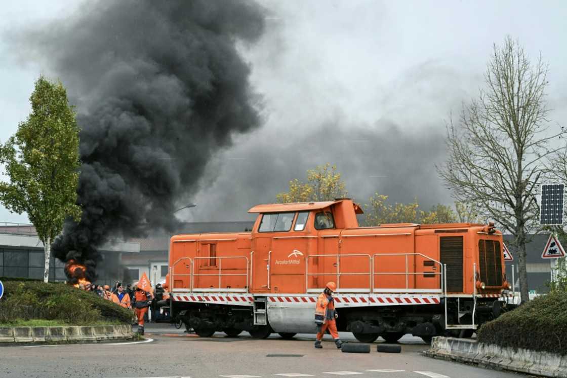 Around a hundred employees gathered in front of the site near Reims to protest against the plans