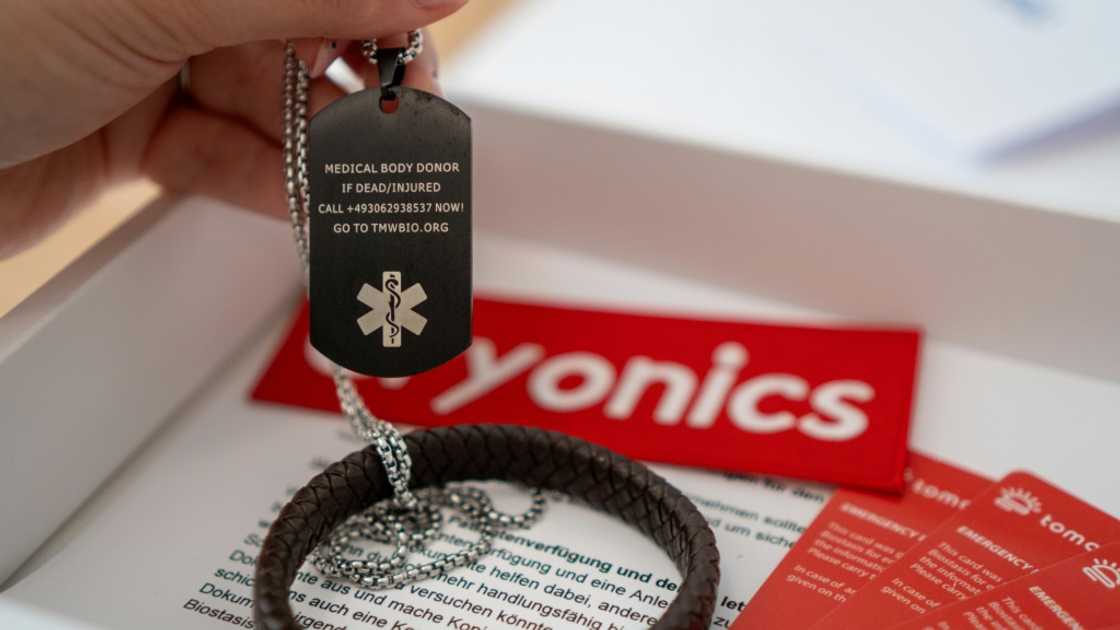 A welcome pack with a bracelet is sent to new clients A welcome pack with a bracelet is sent to new clients