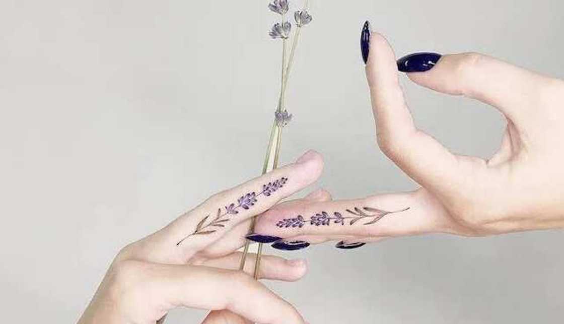 finger tattoo