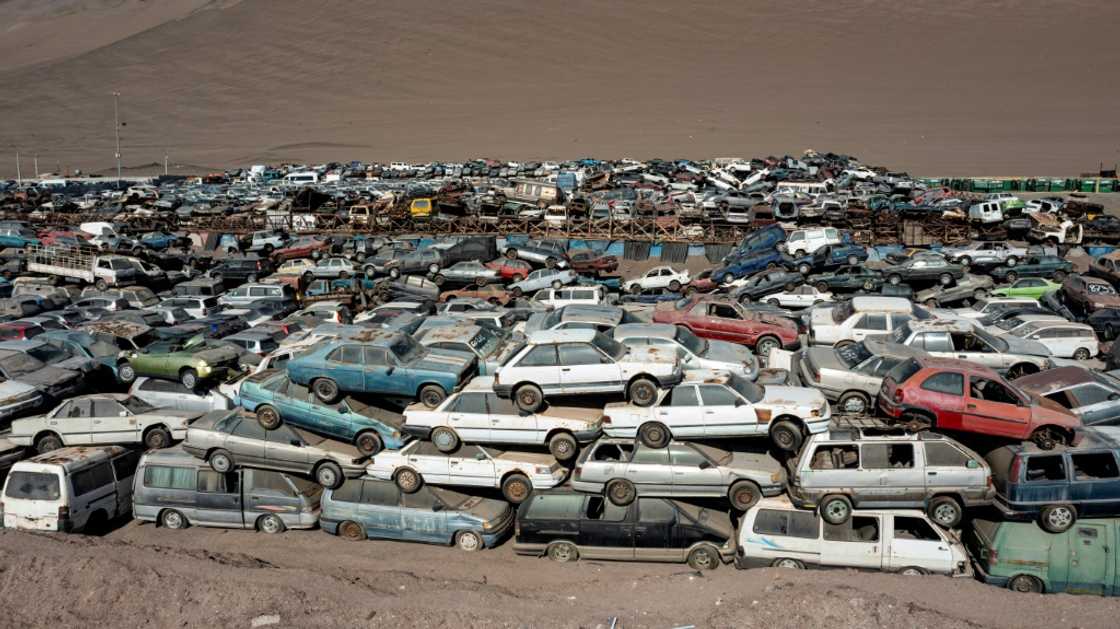 Kilometres of used cars from Asia have been dumped in Chile's Atacama desert