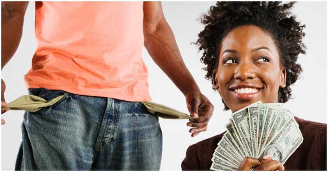 A woman defrauds a man of his hard-earned cash A woman defrauds a man of his hard-earned cash